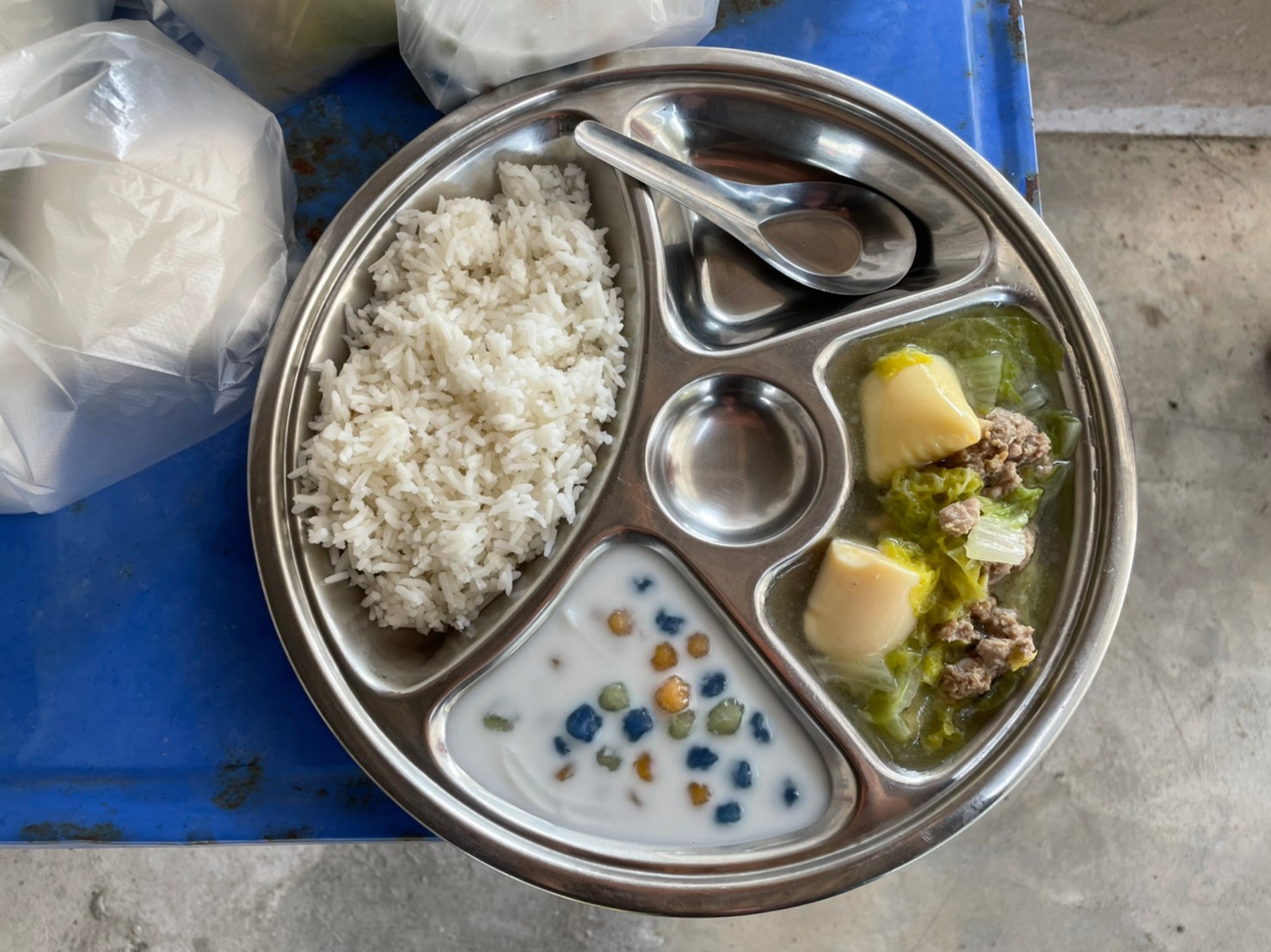 จัดทำอาหารกลางวันสำหรับเด็กใน ศพด. ในช่วงสถานการณ์การแพร่ระบาดของโรคติดเชื้อไวรัสโคโรนา 2019